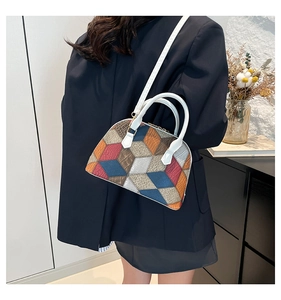 Détail du sac coquille en cuir à patchwork géométrique multicolore avec poignées