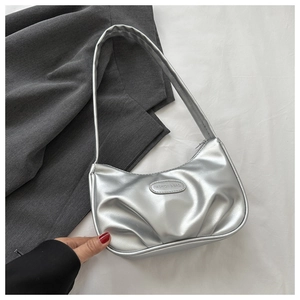 Détail du sac sous le bras en cuir PU argenté avec design plissé et logo métallique