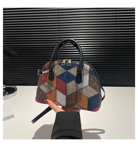 Détail du motif de blocs 3D géométriques multicolores sur le sac à main en cuir