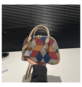 Détail du sac à main color-block avec texture grainée et double fermeture à glissière