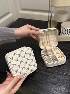 Tragbare cremeweiße PU-Leder Schmuckbox mit Kettengliedmuster für die Reise
