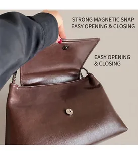Detail van de sterke magnetische gesp en eenvoudige sluiting op de bruine tas met klep