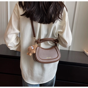 Sac bandoulière demi-lune marron en simili cuir avec poignée nouée et breloque monstre mignonne