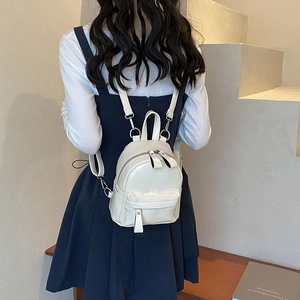 Mini sac à dos en cuir PU blanc cassé pour femme avec finition brillante et design compact