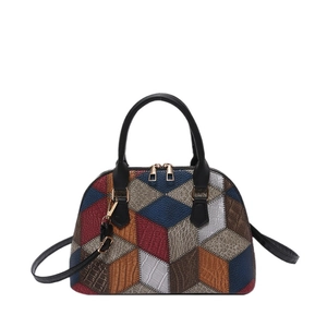 Sac coquille chic avec patchwork de couleurs, motifs géométriques et détails dorés