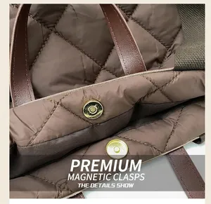 Détail du fermoir magnétique doré et du tissu matelassé marron du grand sac