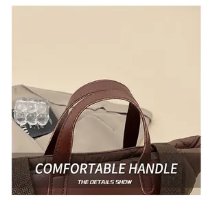 Détails des poignées en cuir sur le sac à bandoulière matelassé marron pour femme