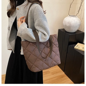 Grand sac cabas matelassé marron café porté à l'épaule pour un style urbain élégant