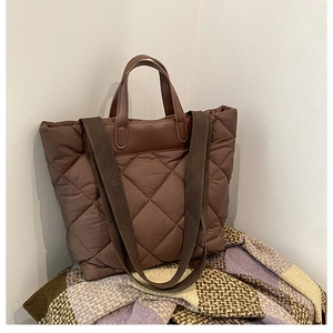 Sac cabas matelassé marron café avec motif en losanges en nylon pour les déplacements quotidiens