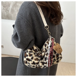 Detail der Totebag aus Leoparden-Kunstpelz mit Flechtseilen und einem Teddybär-Anhänger