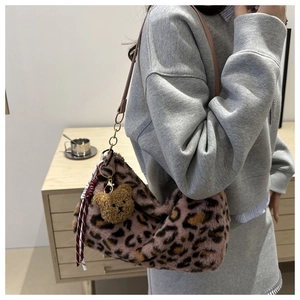 Hobo-Tasche aus rosa Kunstpelz mit Leopardenmuster, Bärenanhänger und dekorativem Band