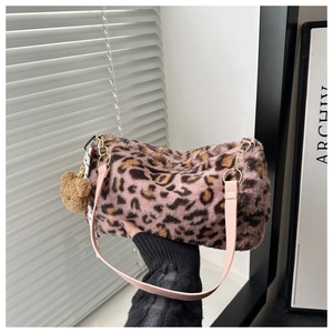 Detailansicht der rosa Plüschtasche mit Leopardenmuster, Bärenanhänger und Kette
