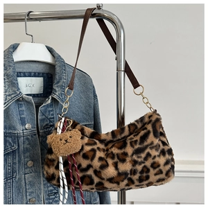 Detail der Leoparden-Plüschtasche mit Lederriemen und Teddybär-Anhänger