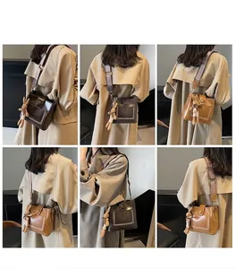 Detalle del bolso tipo cubo vintage con correa étnica tejida y colgante conejo