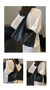 Drei Ansichten einer großen schwarzen Hobo-Tasche aus Leder mit Lychee-Narbe am Model