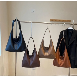 Minimalistische Hobo-Tasche aus Leder in Schwarz, Dunkelkaffee, Taupe und Karamell