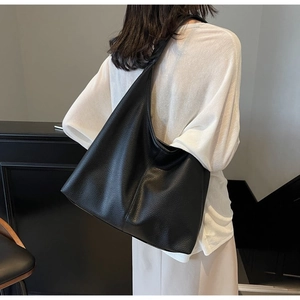 Rückansicht der schwarzen Hobo-Tasche aus Narbenleder mit weicher Silhouette und großem Format
