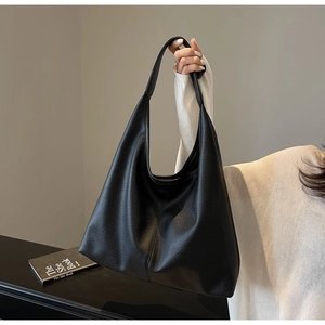Detailansicht der schwarzen Hobo-Tasche mit hochwertiger Lederstruktur im Litchi-Muster