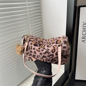 Rosa Plüsch-Tragetasche mit Leopardenmuster für Damen, Bärenanhänger und Lederriemen