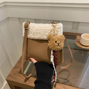 Winter-Eimertasche aus braunem Leder und weißem Sherpa mit niedlichem Bärenanhänger