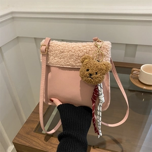 Rosa Umhängetasche mit beigem Fleece-Besatz und einem niedlichen Plüschbären-Anhänger