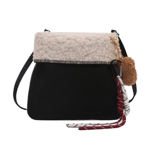 Winter-Eimertasche in Schwarz mit weißem Webpelzbesatz und buntem Quasten-Anhänger