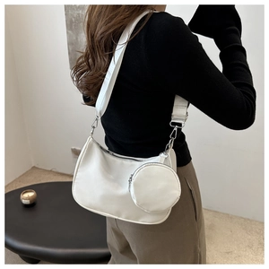 Vue latérale du sac à bandoulière blanc en nylon avec pochette amovible porté par un mannequin