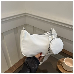 Sac baguette sous les bras en tissu blanc avec pochette assortie et large bandoulière