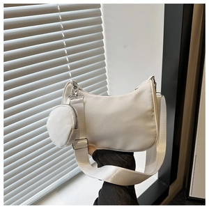 Détail du sac hobo blanc avec bandoulière nylon et petit porte-monnaie rond