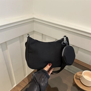 Sac bandoulière minimaliste en nylon noir avec petit porte-monnaie amovible et zip argent