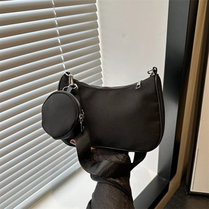 Sac à bandoulière noir minimaliste en croissant avec sangle et petit porte-monnaie
