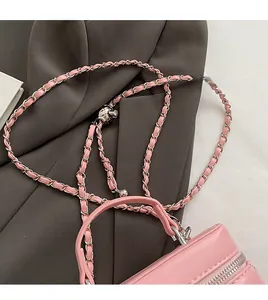 Dettaglio borsa a secchiello in pelle trapuntata rosa con catena e fibbia regolabile