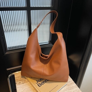 Minimalistische Hobo-Schultertasche aus karamellbraunem Leder mit genarbter Struktur