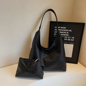 Minimalistische schwarze Handtasche mit Lychee-Textur und passendem kleinem Beutel