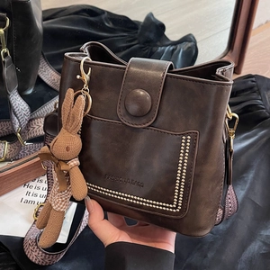 Bolso Cubo Retro de Cuero PU para Mujer Bolso Bandolera de Moda con Remaches y Correa Ancha con Colgante de Muñeca