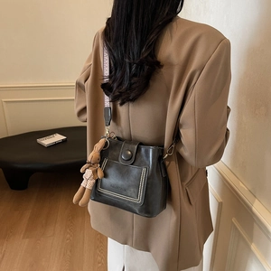 Bolso de cubo vintage de cuero negro con tachuelas y correa ancha estampada para mujer
