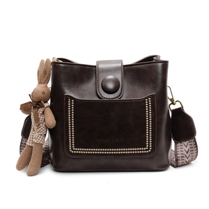 Bolso cubo retro marrón oscuro con correa ancha de jacquard y colgante de conejo peluche