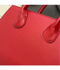 Nahaufnahme der roten Ledertasche mit hochwertigen Nähten und matter Textur im Detail
