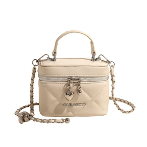 Borsa a secchiello trapuntata bianco crema con catena argento e logo in metallo