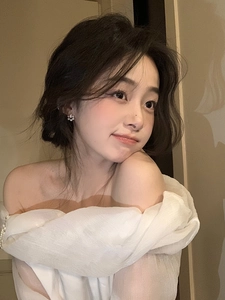 Gros plan de boucles d'oreilles fleurs en perles portées par un mannequin chic