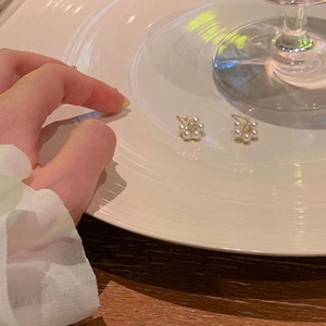 Boucles d'oreilles fleurs en perles élégantes avec cristal sur un plateau décoratif
