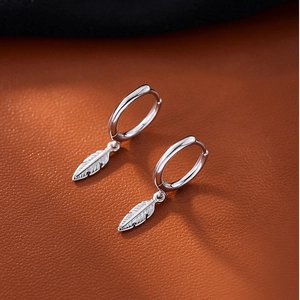 Orecchini a piuma in argento sterling 925 con accenti a cuore e pavé di diamanti