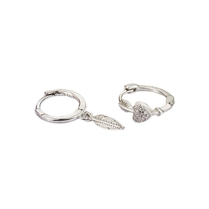 Orecchini in argento 925 con pendente a piuma e cerchio a cuore con cristalli