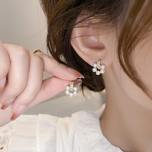 Boucles d'oreilles fleurs en perles dorées pour femmes avec tiges en argent 925 de qualité