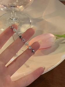 Détail du bracelet cœur ajustable avec pierres d'opale et pavé de zircons sur le poignet