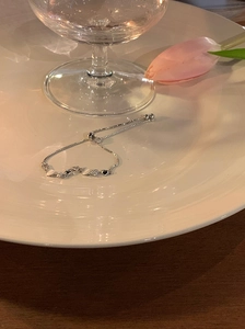 Bracelet ajustable en argent avec cœurs en opale et accents de zircons noirs chic