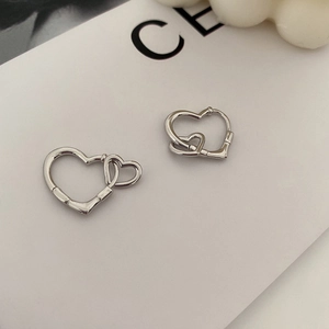 Boucles d'oreilles créoles à double cœur évidé argenté avec détails en bambou