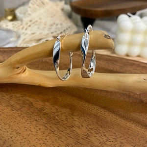 Créoles minimalistes en argent sterling S925 avec un design géométrique irrégulier