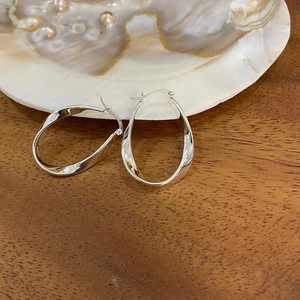 Boucles d'oreilles créoles géométriques irrégulières en argent S925 avec design torsadé