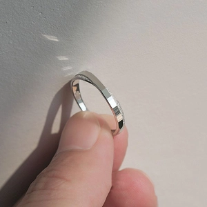 Bague géométrique minimaliste en argent avec finition polie et scintillante